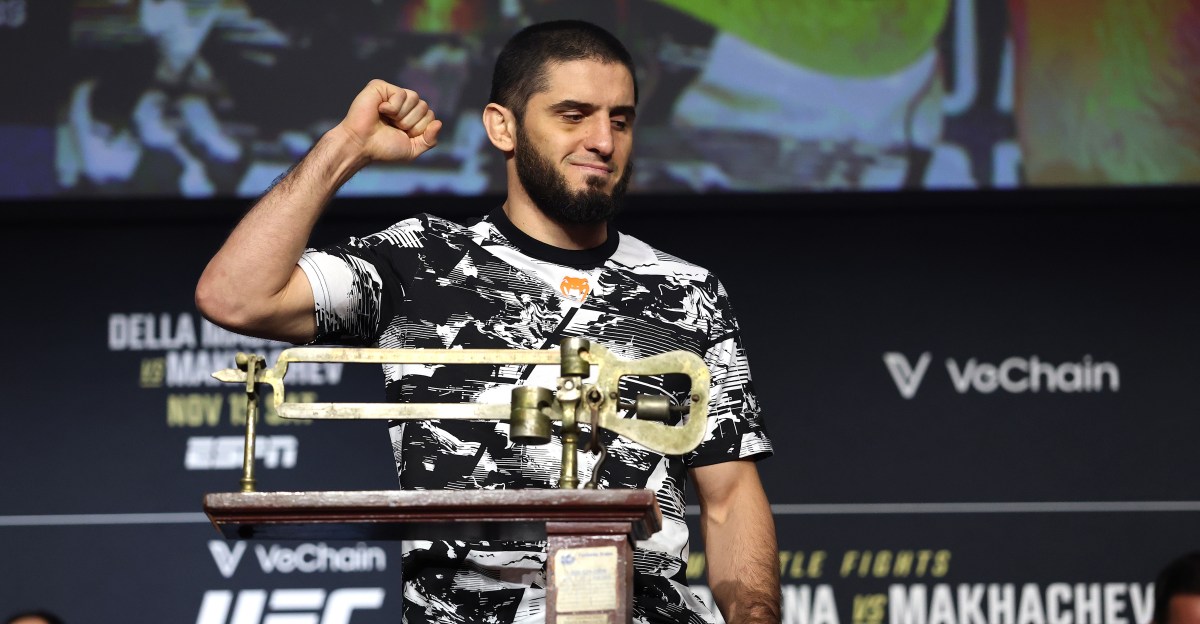 Islam Makhachev ganó casi 20 libras después del pesaje de UFC 322