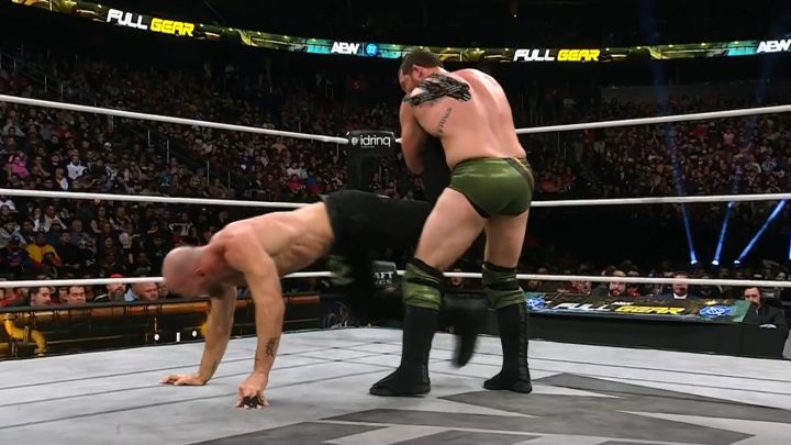 Kyle O'Reilly vuelve a aprovechar a Jon Moxley en el sangriento combate AEW Full Gear 2025