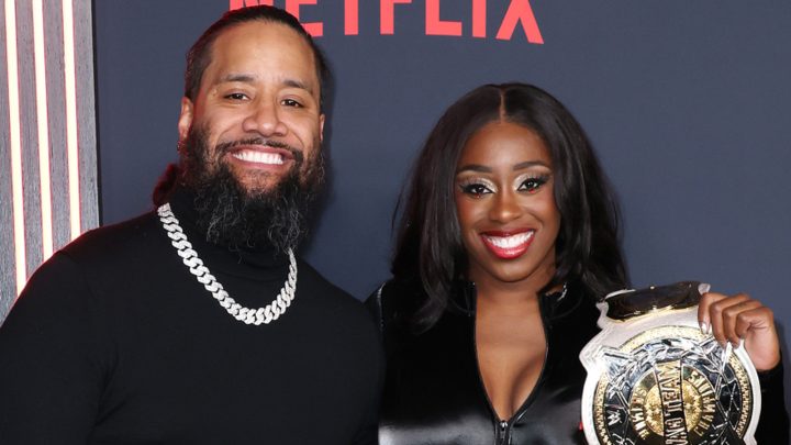 La estrella ausente de la WWE, Naomi, revela su panza en las redes sociales