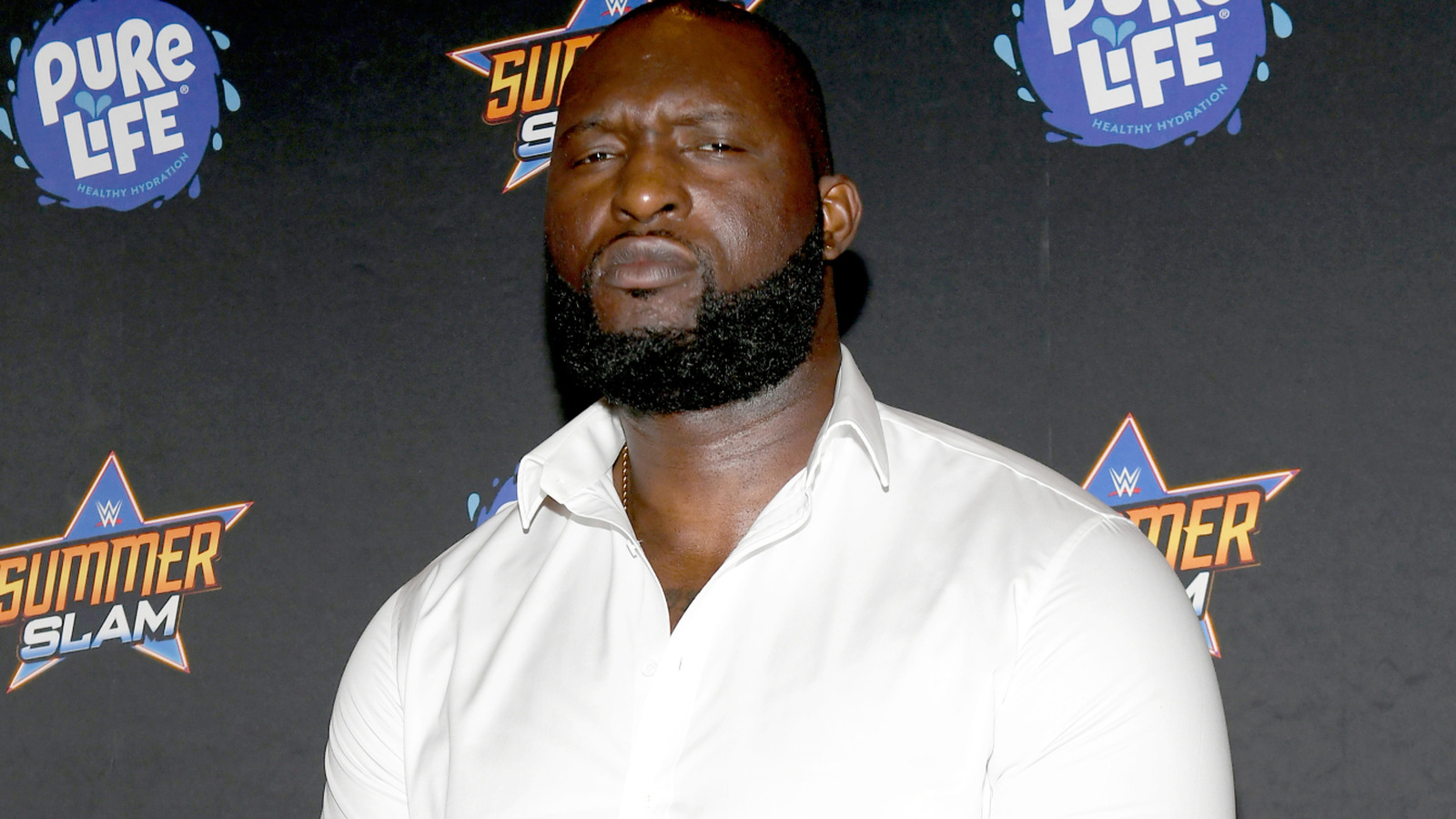 La estrella de la WWE Omos comparte lo que aprendió trabajando junto a AJ Styles