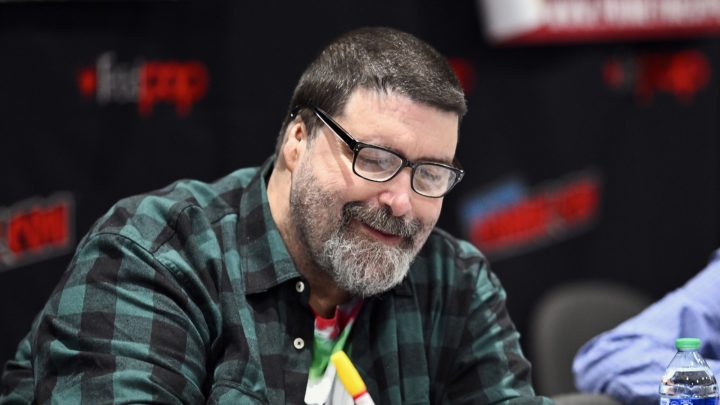 Mick Foley dice que fue 'valiente' con las acrobacias, pero su compañero estrella de la WWE lo venció