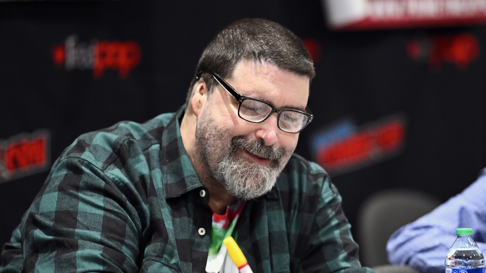 Mick Foley dice que fue 'valiente' con las acrobacias, pero su compañero estrella de la WWE lo venció