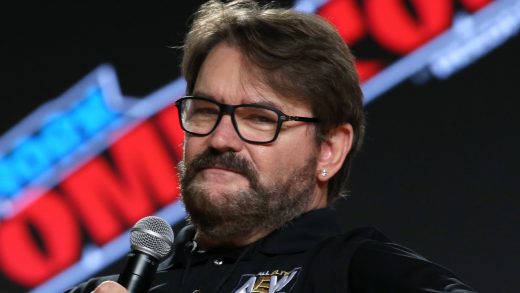 Tony Schiavone revela que AEW está utilizando escritores, incluida una ex estrella independiente