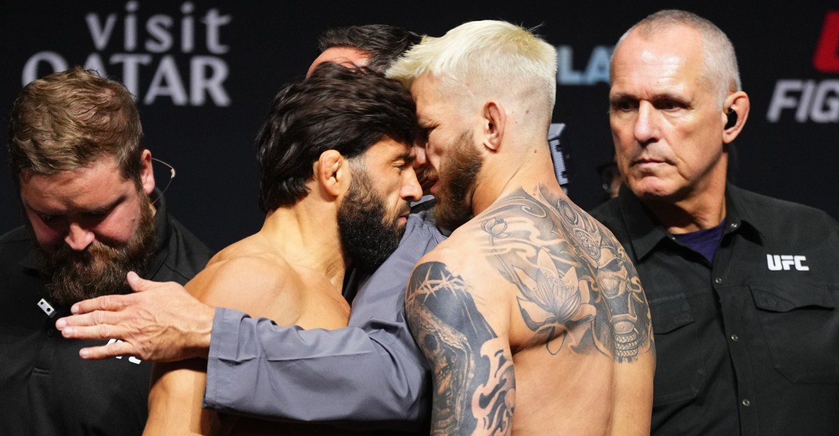 Video de UFC Qatar: Arman Tsarukyan golpea con la cabeza a Dan Hooker en el enfrentamiento de pesaje