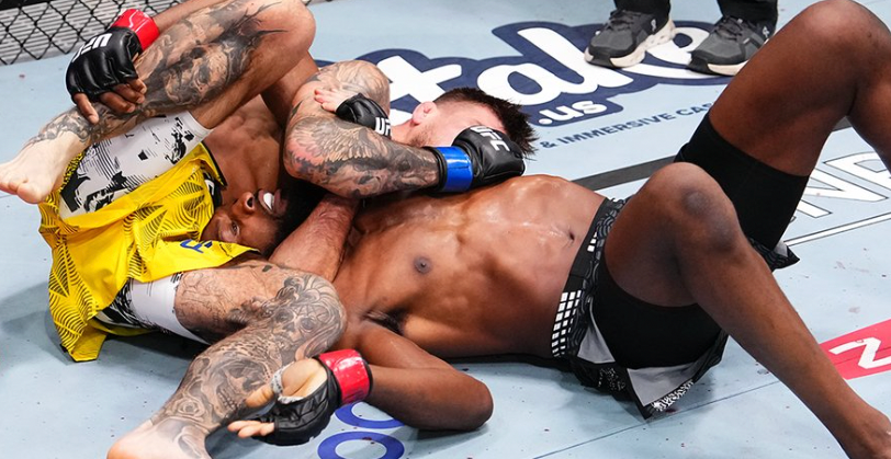 Yaroslav Amosov somete a Neil Magny con un estrangulamiento de anaconda en su debut en UFC