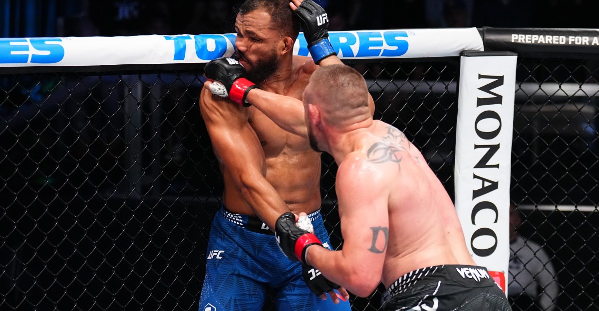 Dustin Jacoby revela que pudo haber sufrido una lesión después de que el árbitro no pudo detener la pelea en UFC Vegas 113